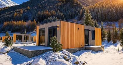 Entdecken Sie die Stanzertal Cabin auf dem Camping Arlberg, eine moderne, haustierfreundliche nachhaltige Unterkunft mit Blick auf die Alpen. Komfort, Natur und Stil vereinen sich zu einem unvergesslichen Urlaub, geeignet für jede Jahreszeit.