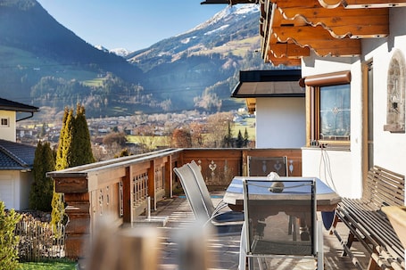 Restaurante al aire libre. Holiday Home 'Haus Hart Im Zillertal 6 People' with Mountain View, Terrace & Wi-Fi