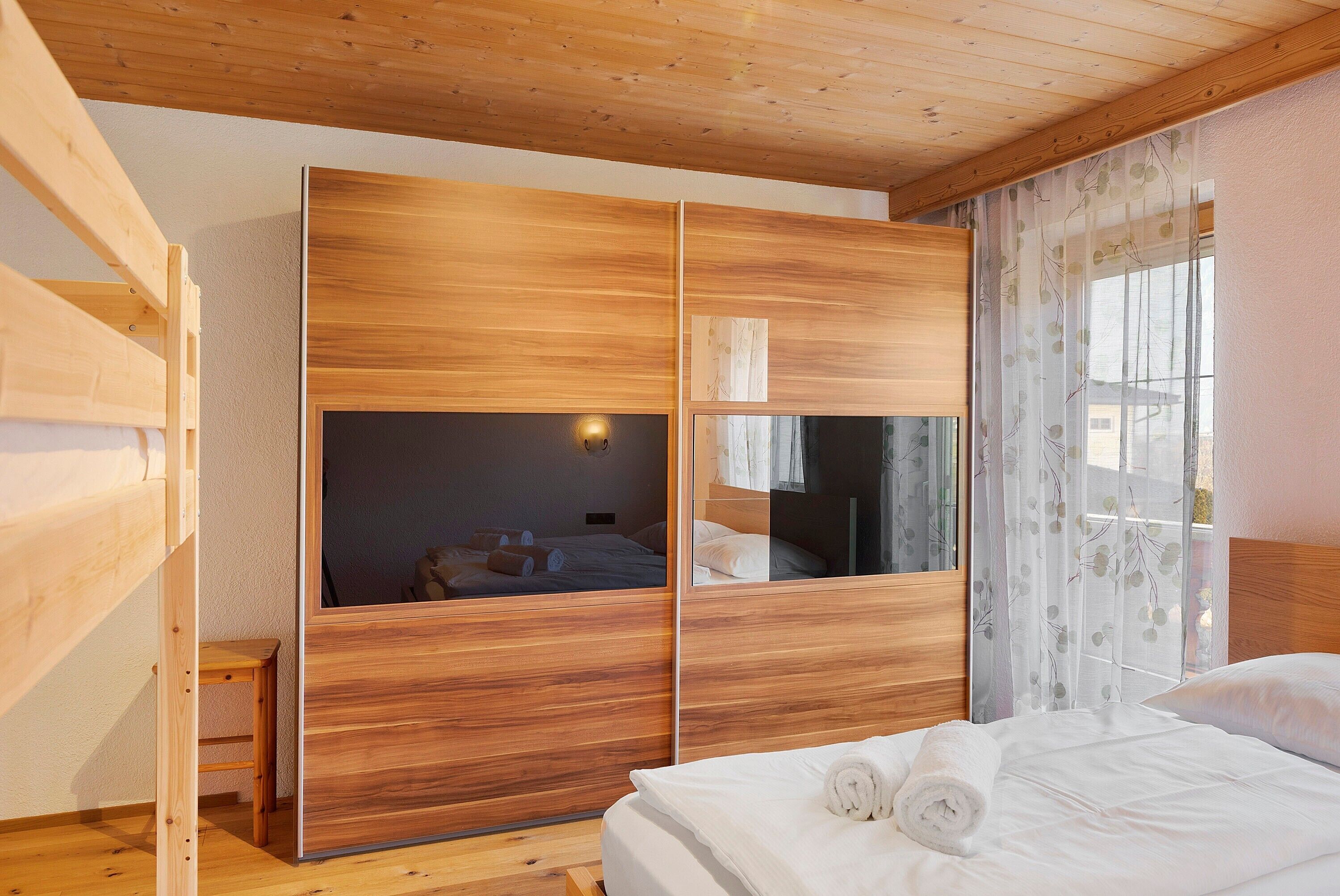 2 bedrooms, desk, iron/ironing board, WiFi