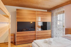 2 bedrooms, desk, iron/ironing board, WiFi