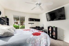 Escritorio, wifi gratis y ropa de cama 