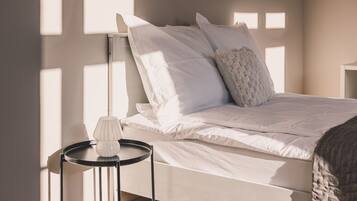 Travel crib, WiFi, bed sheets