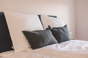 2 bedrooms, iron/ironing board, travel cot, WiFi - Stylish Flat 10 Minutes from Old Town (Poznań)