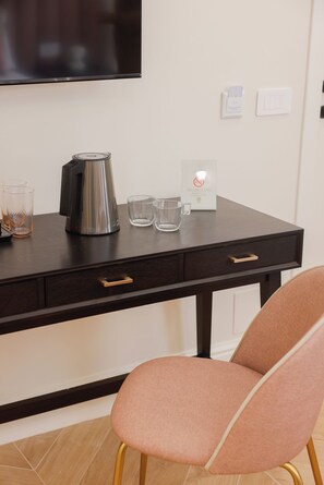 豪華雙人或雙床房, 露台, 城市景 | 房內夾萬、手提電腦工作空間、熨斗/熨衫板、免費 Wi-Fi