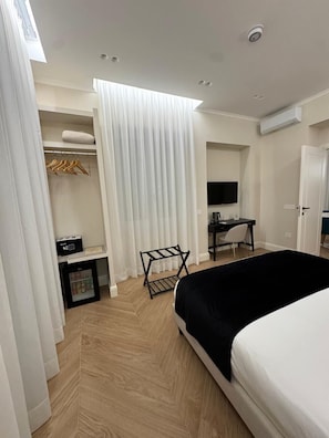 Luxe vierpersoonskamer, balkon, uitzicht op stad | Een kluis op de kamer, een laptopwerkplek, geluiddichte muren