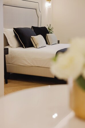 Luxury Quadruple Room, Balcony, City View | In-room safe, laptop workspace, soundproofing, iron/ironing board - Sofia Suites &Rooms (Pompei)