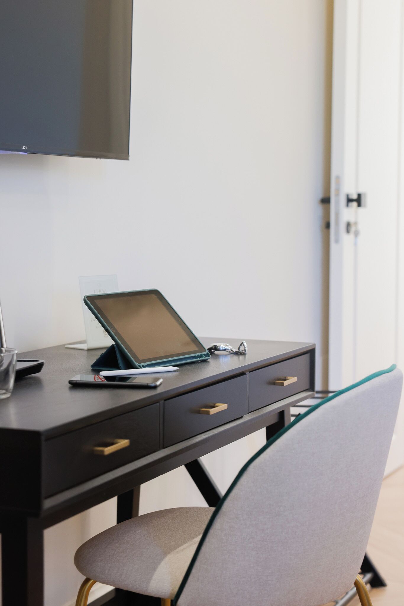 デラックス ダブルルーム バルコニー シティビュー | セーフティボックス (室内)、ノートパソコン用作業スペース、アイロン / アイロン台、WiFi (無料)