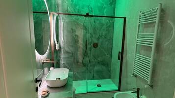 Deluxe-Doppelzimmer, Balkon, Stadtblick | Badezimmer | Dusche, kostenlose Toilettenartikel, Haartrockner, Handtücher