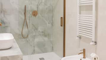 Doppia Deluxe, balcone, vista città | Bagno | Doccia, set di cortesia gratuito, asciugacapelli, accappatoio