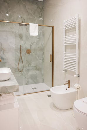 Deluxe Double Room, Balcony, City View | Bilik Mandi | Pancuran mandi, kelengkapan dandanan diri percuma, pengering rambut 