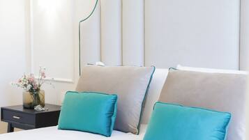 Deluxe-Doppelzimmer, Balkon, Stadtblick | Zimmersafe, laptopgeeigneter Arbeitsplatz, Bügeleisen/Bügelbrett