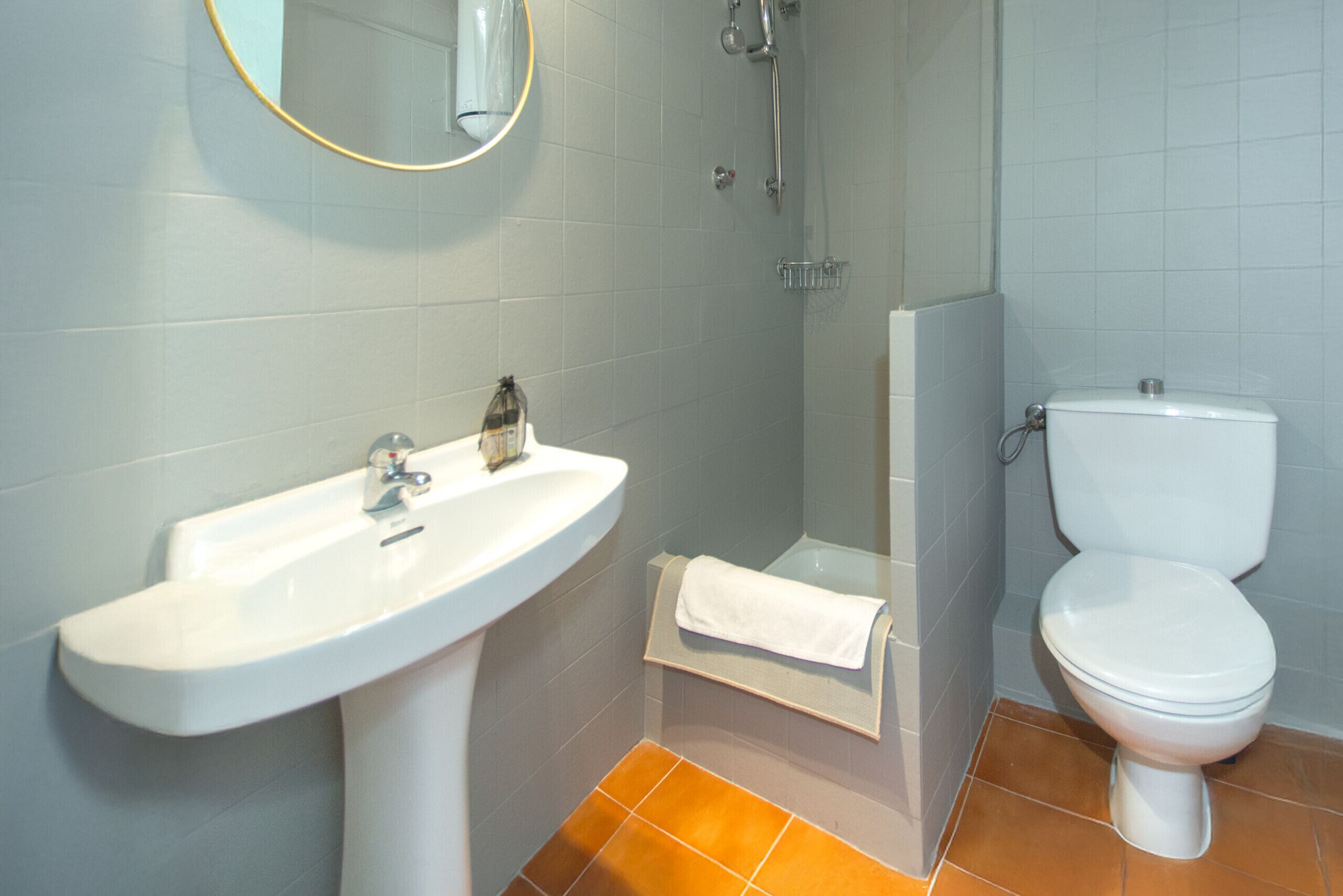 Een douche, een haardroger, handdoeken