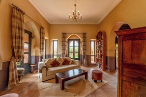 Lobby sitting area - Kasbah Mardan (Marrakech)