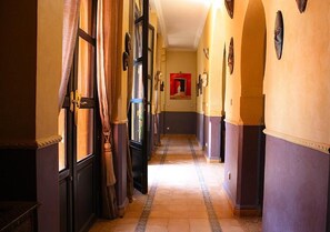 المنشأة من الداخل