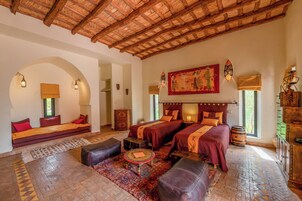 Suite, 1 letto queen con divano letto, vista giardino | Una cassaforte in camera, insonorizzazione, ferro/asse da stiro