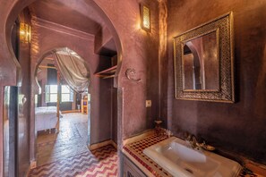 Deluxe Double Room, Mountain View | Bathroom