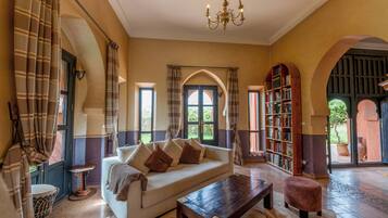 Coin salon dans le hall