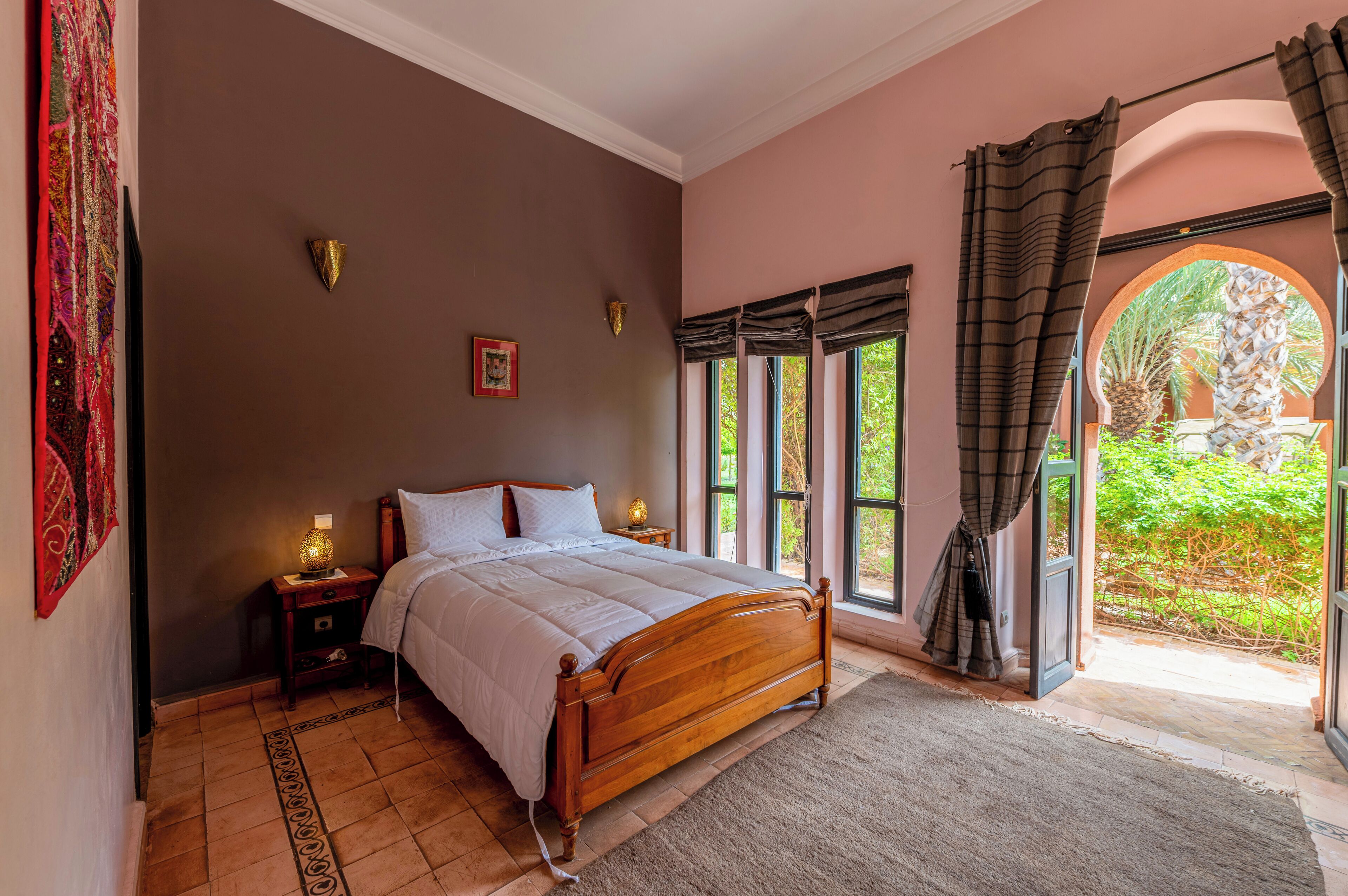 Tweepersoonskamer, uitzicht op zwembad | Een kluis op de kamer, geluiddichte muren, een strijkplank/strijkijzer