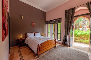 خزنة داخل الغرفة وتجهيزات عازلة للصوت ومكواة/لوح كي وواي فاي مجانًا