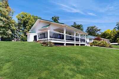 Seymour Home w/ Mountain Views & WiFi