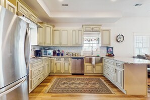 Jääkaappi, mikroaaltouuni, liesi, astianpesukone