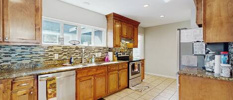 Réfrigérateur, micro-ondes, plaque de cuisson, lave-vaisselle