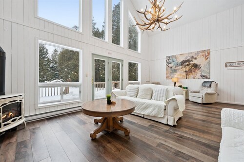 Whispering Dune: A bright, cozy 3-bedroom cottage just a 5-minute walk to Singing Sands Beach. Enjoy open-concept living, outdoor fire pit, BBQ, and peaceful surroundings. Perfect for families, friends, and one well-behaved pet.