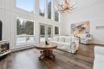 Whispering Dune: A bright, cozy 3-bedroom cottage just a 5-minute walk to Singing Sands Beach. Enjoy open-concept living, outdoor fire pit, BBQ, and peaceful surroundings. Perfect for families, friends, and one well-behaved pet.