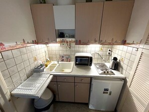 Geladeira, cooktop, cafeteira/chaleira, torradeira