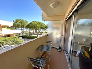 Outdoor dining - Seafront Studio with Balcony and Private Parking (Argelès-sur-Mer)