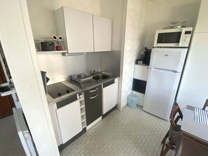 Frigorifero, microonde, piano cottura, macchina per tè/caffè