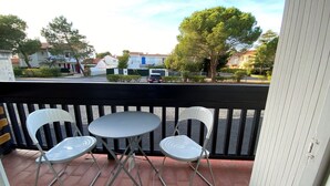 A balcony with two white chairs and a small round table. - Apartment near the beach with balcony for 4 people (Argelès-sur-Mer)