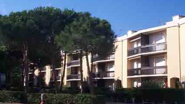 A multi-story hotel with balconies, surrounded by greenery. - Apartment near the beach with balcony for 4 people (Argelès-sur-Mer)