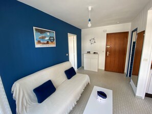 TV - 4-Person Apartment with Terrace and Parking, Argelès-sur-Mer (Argelès-sur-Mer)