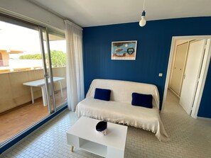 TV - 4-Person Apartment with Terrace and Parking, Argelès-sur-Mer (Argelès-sur-Mer)