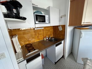 Fridge, microwave, stovetop, coffee/tea maker - 4-Person Apartment with Terrace and Parking, Argelès-sur-Mer (Argelès-sur-Mer)