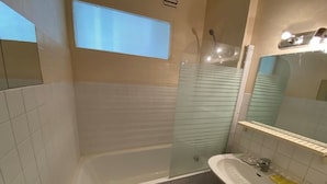 A bathroom with a bathtub, a glass-enclosed shower, and a sink. - Beachfront apartment for 4 with loggia in Argelès-sur-Mer (Argelès-sur-Mer)