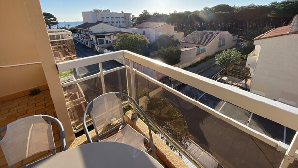 A balcony with a view of a residential area, including buildings and trees. - Mezzanine apartment for 4 near beach (Argelès-sur-Mer)