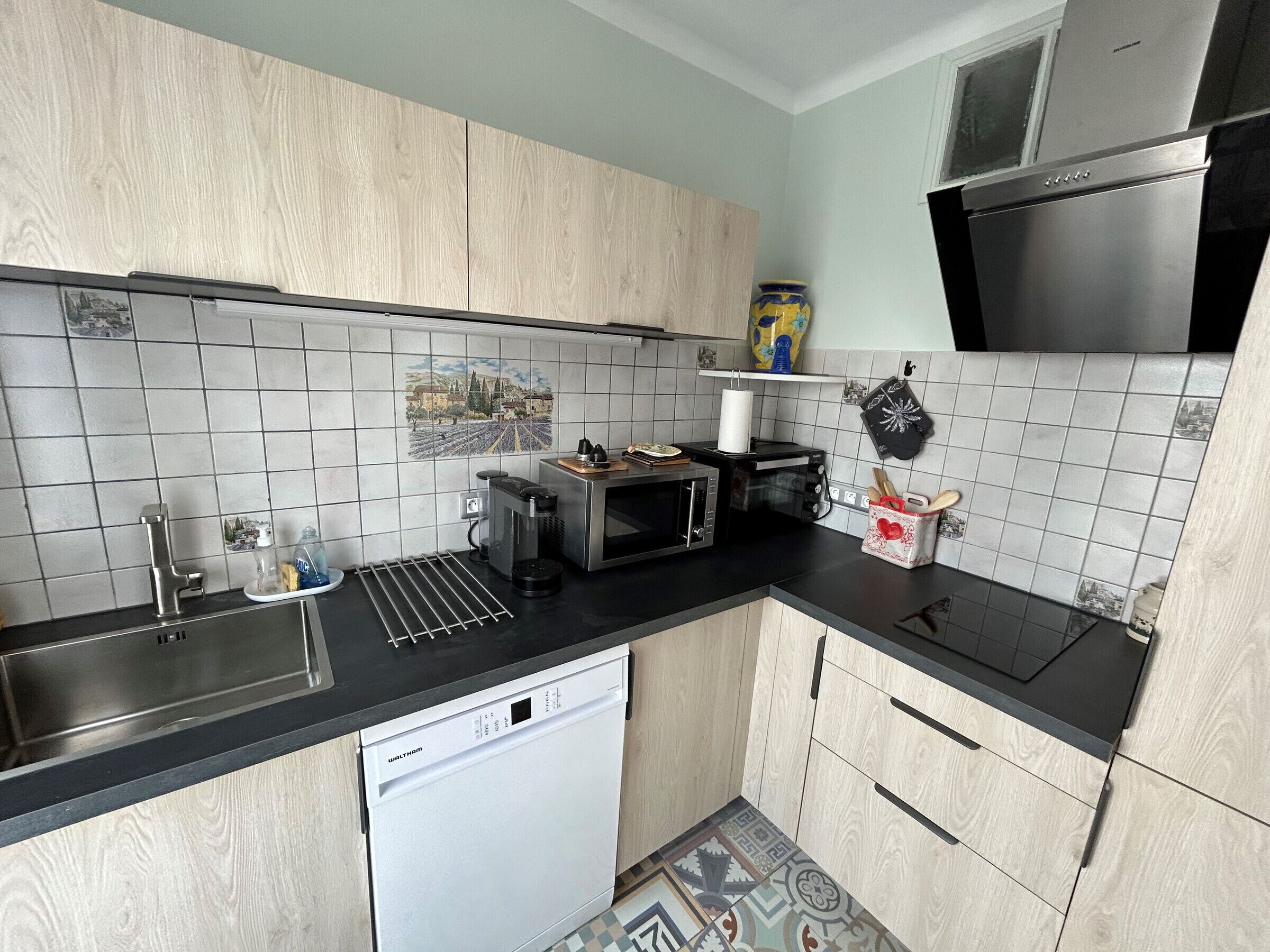 Een koelkast, een microgolfoven, een kookplaat, een vaatwasser