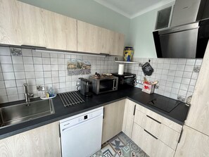 Fridge, microwave, stovetop, dishwasher - Beautiful new apartment near beach and shops, includes air conditioning (Argelès-sur-Mer)
