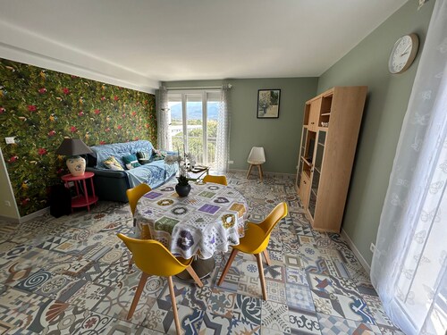 Beautiful new apartment near beach and shops, includes air conditioning