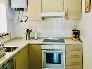 Microwave, oven, dishwasher, coffee/tea maker - Villa in Miami Platja with Private Pool and Parking (Miami Playa)