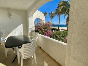 Outdoor dining - Sea Front Chalet in Miami Platja (Miami Playa)