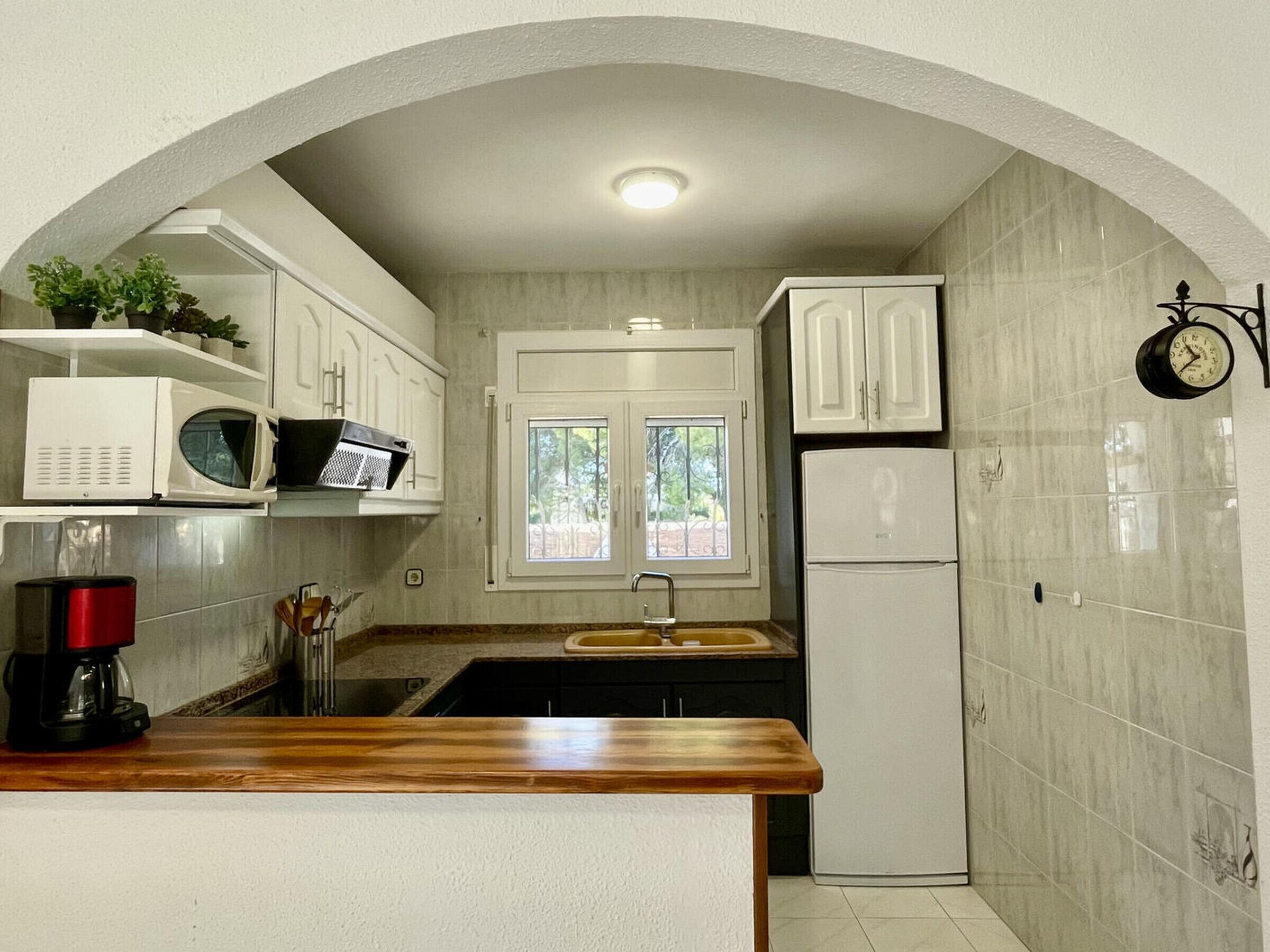 Microondas, horno, cafetera y tetera y tostadora 