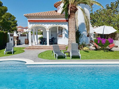 Family Villa with Private Pool and WiFi