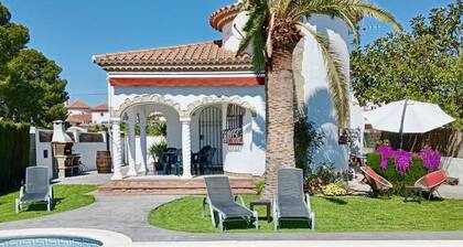 Family Villa with Private Pool and WiFi