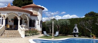 Villa with Private Pool, Parking, A/C in Miami Playa
