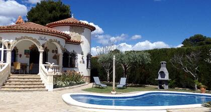 Villa with Private Pool, Parking, A/C in Miami Playa