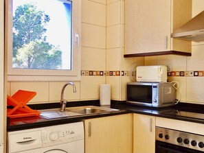 Fridge, microwave, oven, stovetop - Comfortable Apartment in Miami Platja with Air Conditioning (Miami Playa)