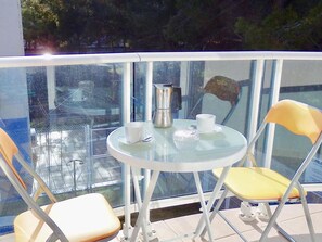 Outdoor dining - Comfortable Apartment in Miami Platja with Air Conditioning (Miami Playa)